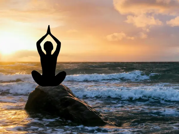 Illustration d'une méditation au milieu des vagues. Sagesse, sérénité, bien-être.