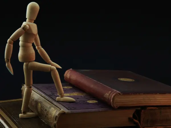 Sagesse, ascension avec livres, apprentissage.